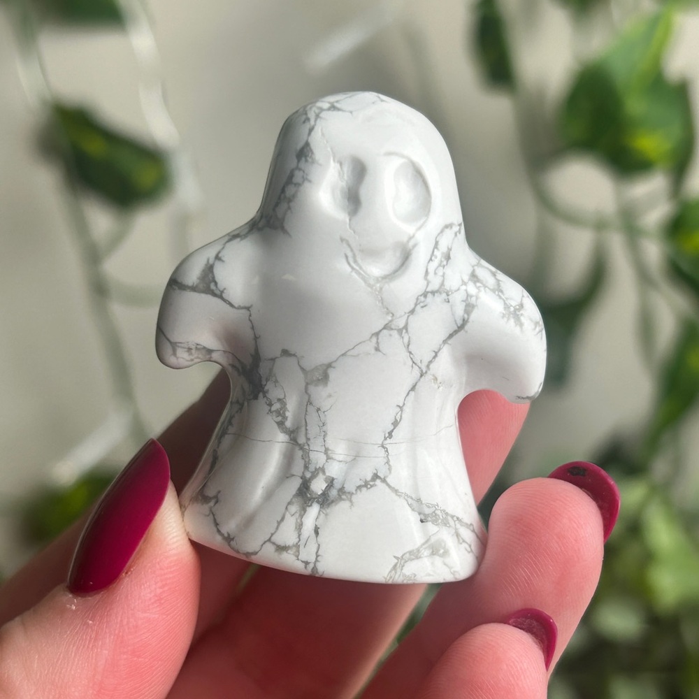 ONE Howlite Ghost Carving